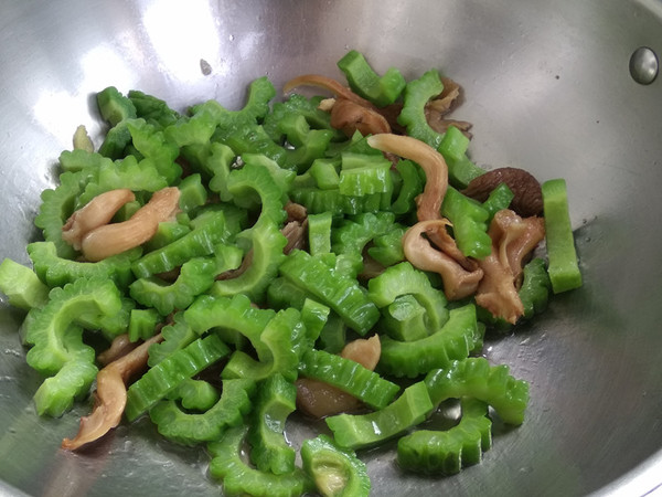 Stir-fried Bitter Gourd with White Mushroom recipe
