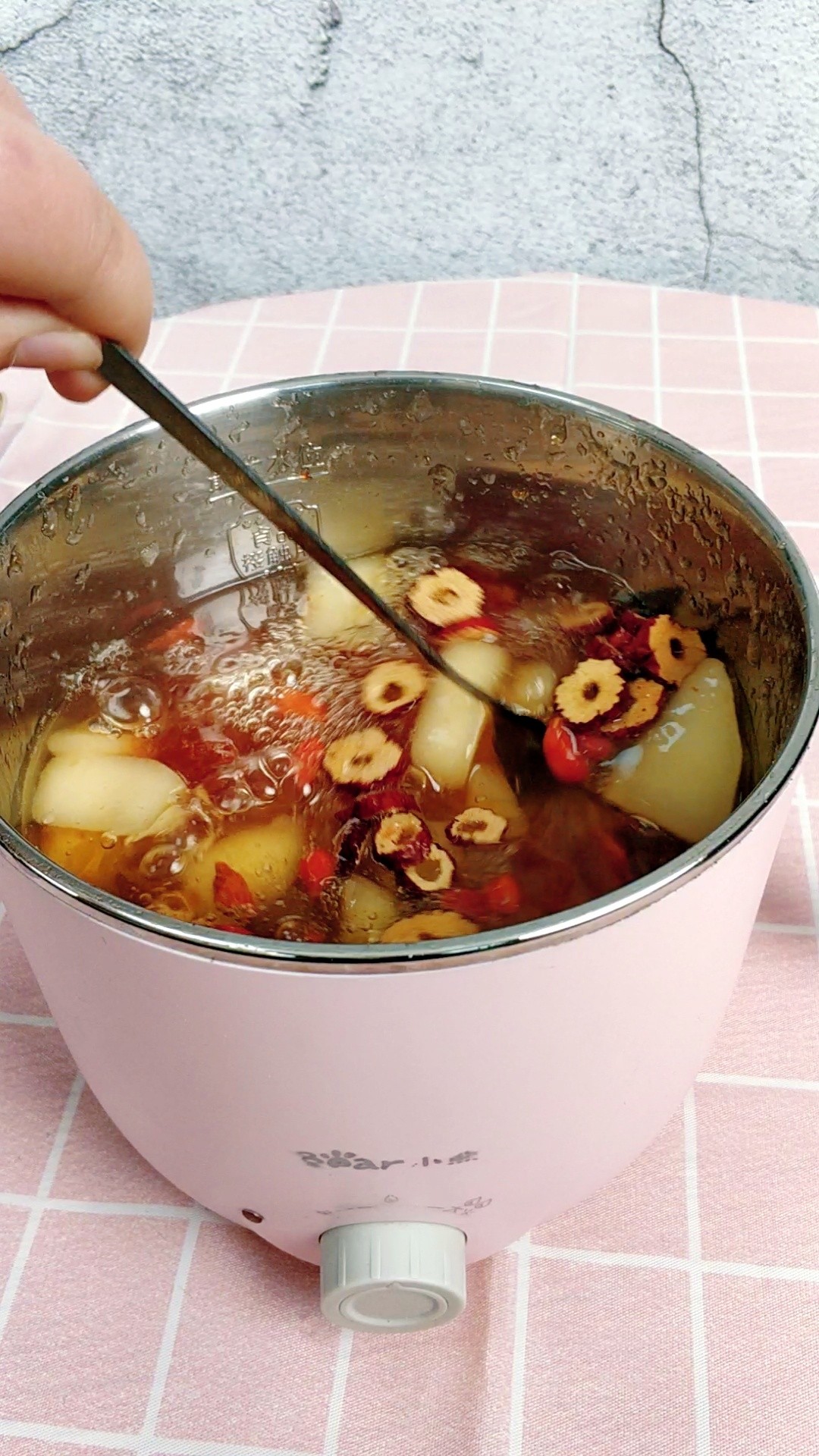 Relieving Cough and Moisturizing The Lungs and Beauty ~ Medlar Pear Stewed Peach Gum recipe