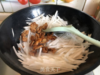 Stir-fried Shredded Radish with Lard Residue recipe