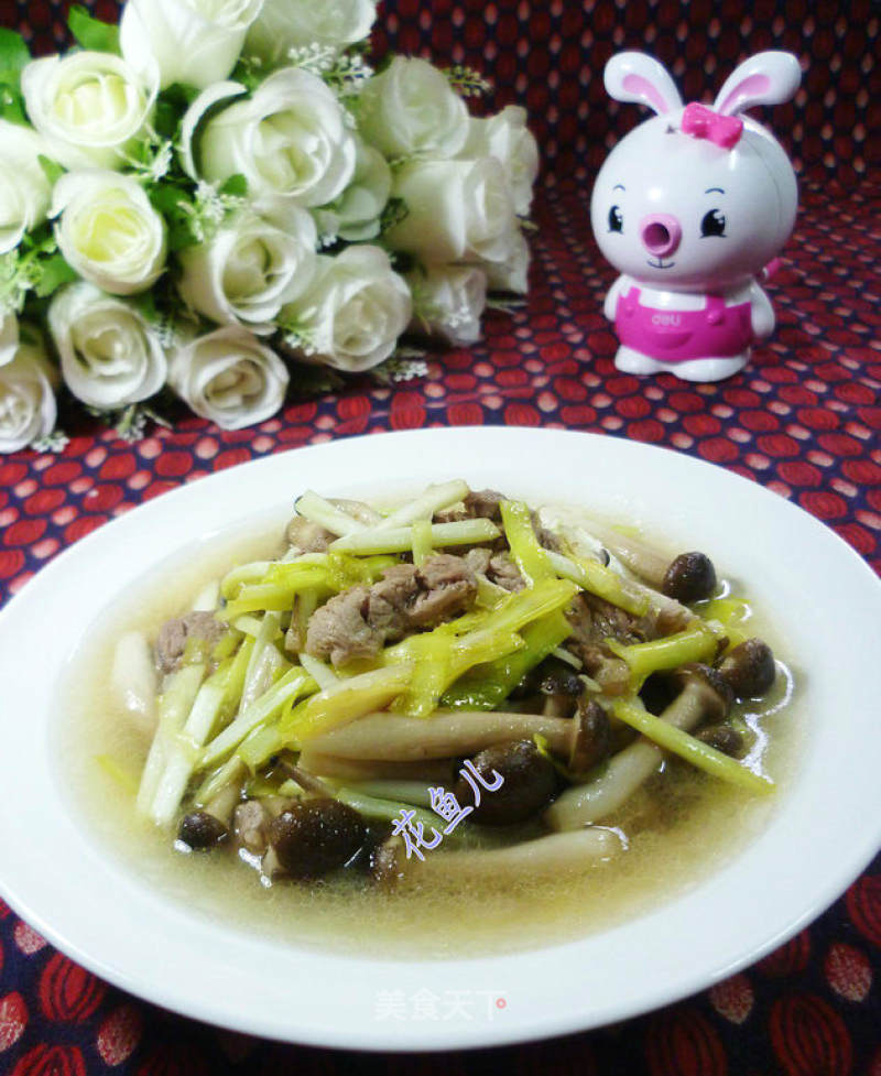 Stir-fried Crab Mushroom with Lean Meat and Leek Sprouts recipe