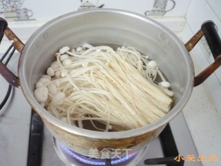 【shaanxi】carrots Mixed with Golden Needles recipe