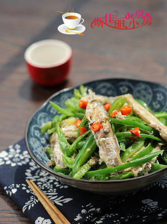 Stir-fried Baby Fish with Green Pepper recipe