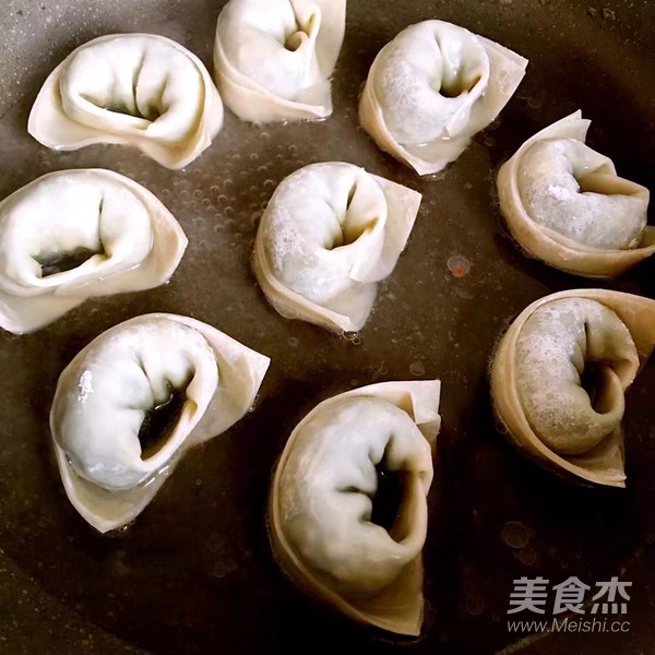 Pan-fried Shepherd's Purse Wonton recipe