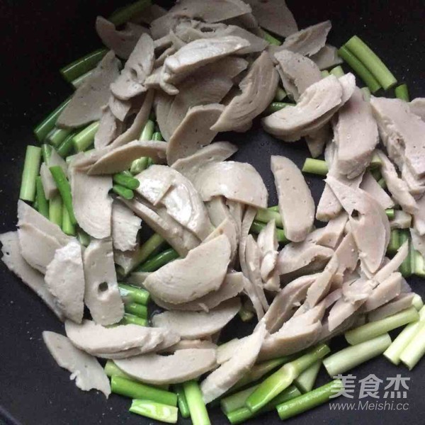 Pork Nose Garlic Stalk Stir-fried Vegetarian Sausage recipe