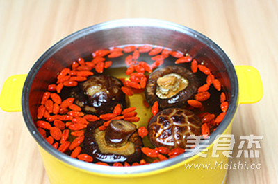 Guangdong Old Fire Soup-maca Mushroom and Wolfberry Soup recipe