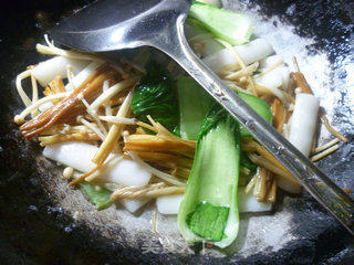 Stir-fried Rice Cake with Green Vegetable and Enoki Mushroom recipe