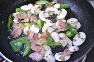 Quick Lunch for Office Workers-fried Rice Noodles with Bacon recipe