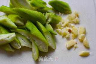 Braised Fish Balls with Loofah and Cordyceps Flower recipe