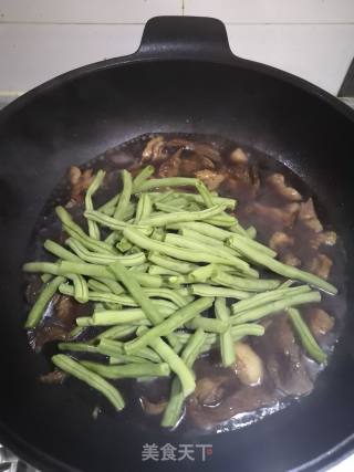 Stewed Beans with Mushroom and Pork Slices recipe