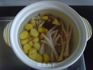 Anti-autumn Dryness, Nourishing and Nourishing Soup [chestnut Lily Pot Chicken Feet] recipe