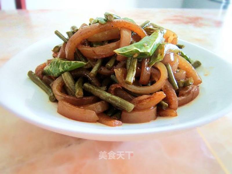 Stir-fried Pork Skin with Sour Cowpeas recipe