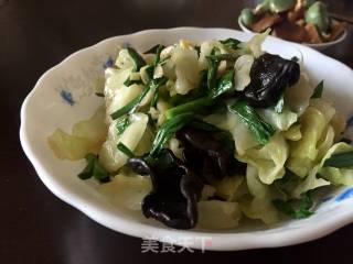 Stir-fried Garlic Sprouts with Cabbage and Black Fungus recipe