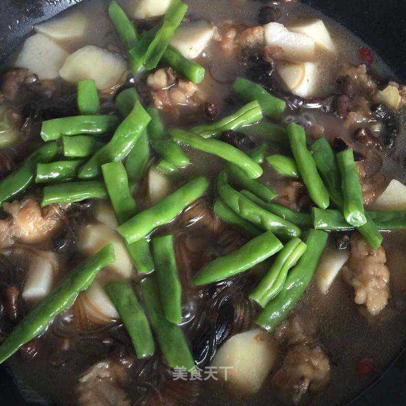 Northeast Random Stew (chicken Stewed Mushrooms, Vermicelli, Potatoes and Yam) recipe