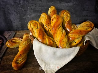 Black Sesame Sweet Potato Twisted Bread recipe