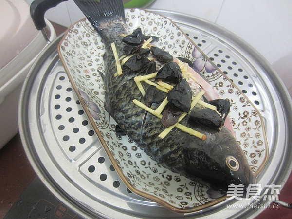 Steamed Crucian Carp with Olive Horn recipe