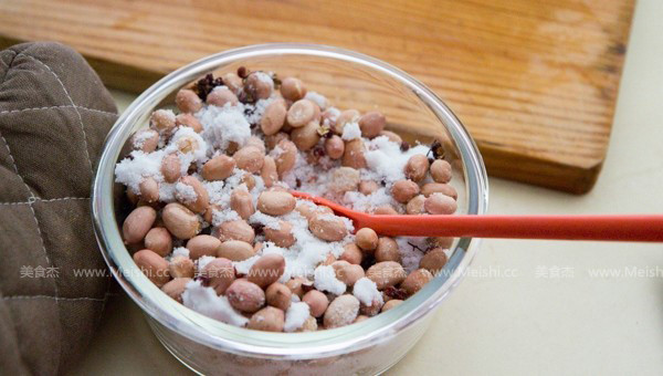 Salt-baked Pepper Fragrant Peanuts recipe