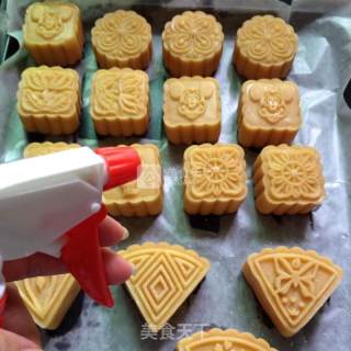 #新良第一节婚纱大赛# Mooncakes with Lotus Seed Paste and Egg Yolk recipe