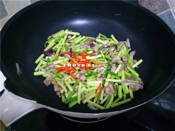 Stir-fried Pork with Garlic Sprouts recipe