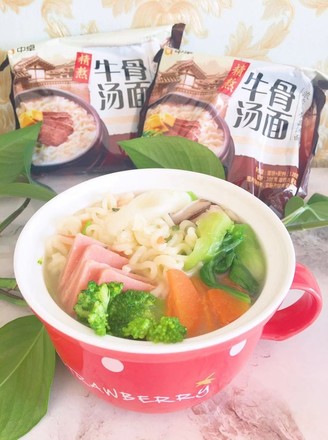 Instant Noodles with Eggs, Vegetables and Ham recipe