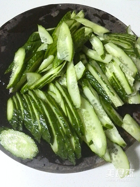 Fried Pork with Cucumber and Fungus recipe