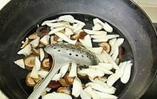 Sliced Double Mushroom and Bamboo Shoots in Oyster Sauce recipe