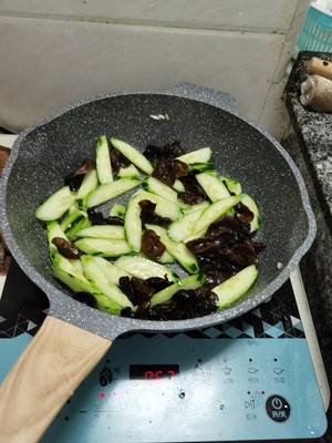 Nutritious and Delicious Home Cooking-fried Pork with Tofu, Fungus and Cucumber recipe