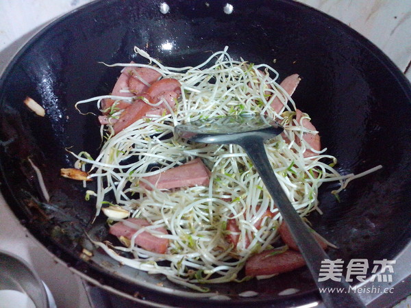 Stir-fried Meat Sausage with Bean Sprouts recipe