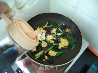 Scrambled Eggs with Fungus and Garlic Seedlings recipe