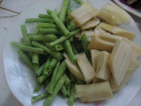 Whip Bamboo Shoots and Cowpea Soup recipe