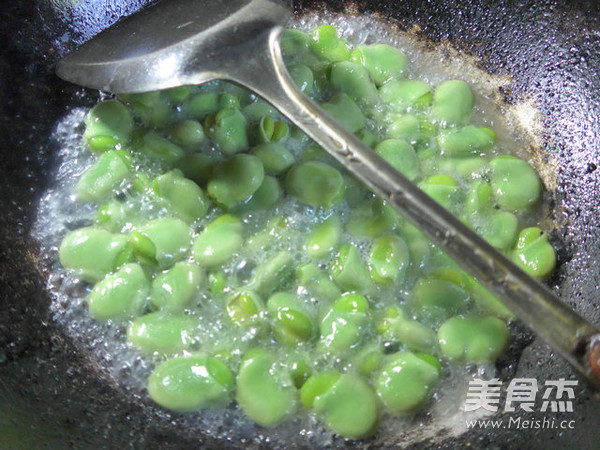 Stir-fried Broad Beans with Leek recipe