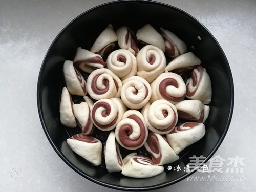 Chocolate Two-color Big Flower Bread recipe