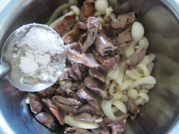 White Jade Mushroom Mixed with Chicken Offal recipe