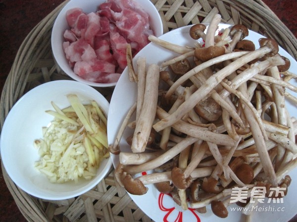 Stir-fried Pork with Tea Tree Mushroom recipe