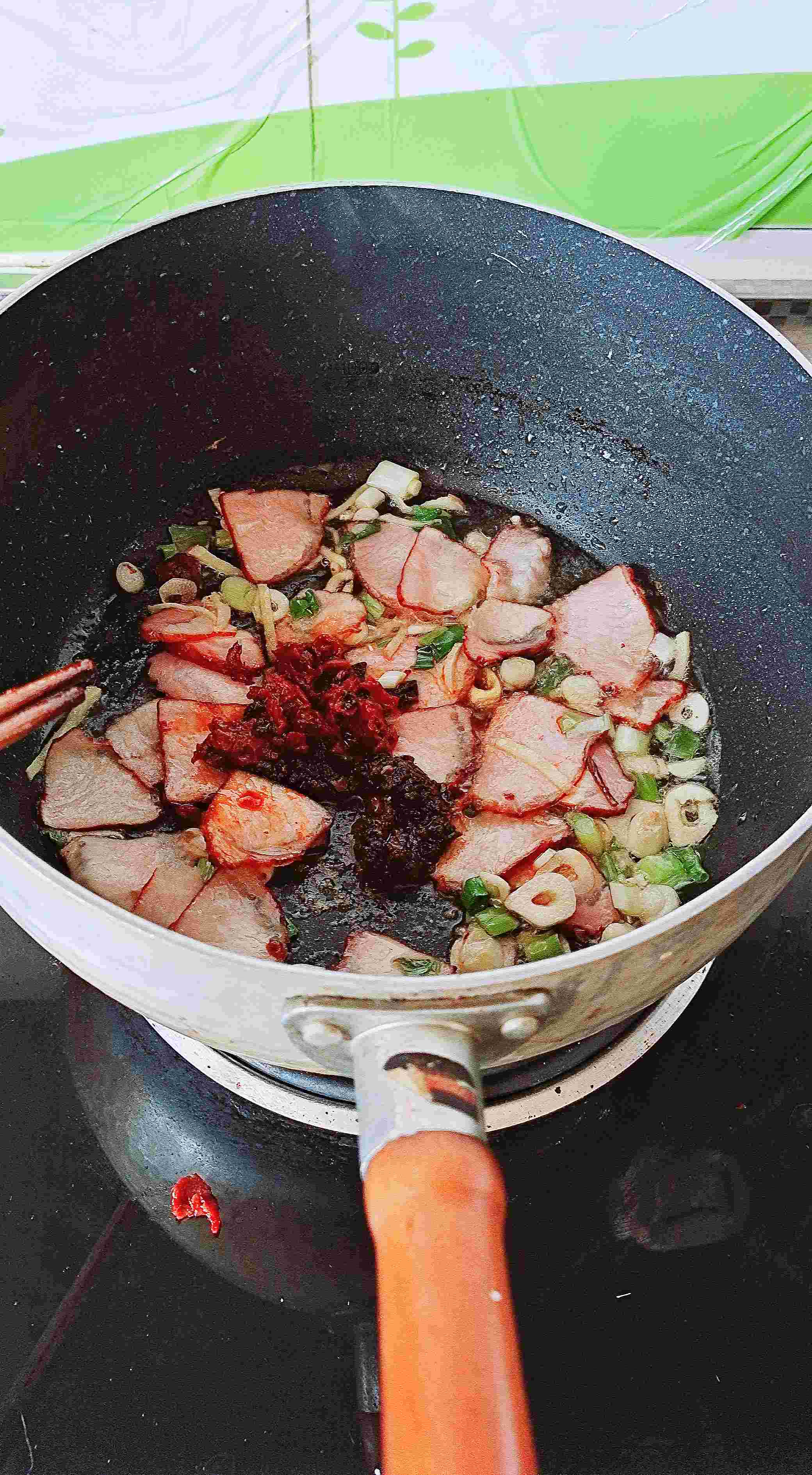 Dry and Fresh Meals, You Can Get Three Bowls of Rice~dry Pot Bacon with Tea Tree Mushrooms recipe