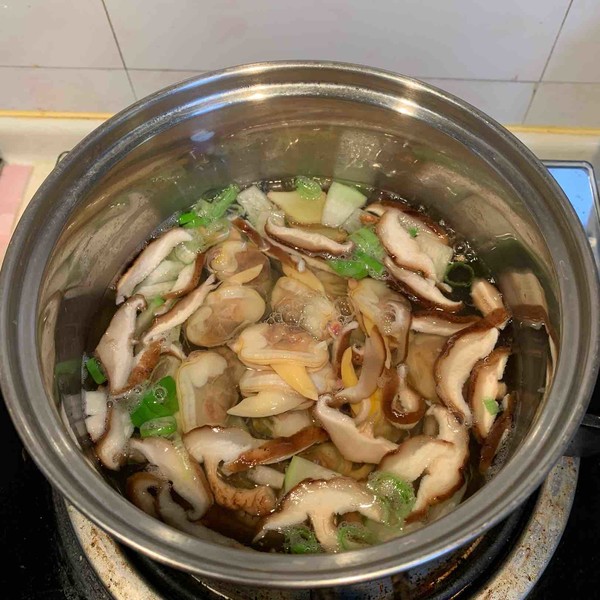 Fresh Noodle Soup with Clams recipe