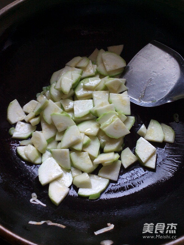 Stir-fried Clam Meat with Squash recipe