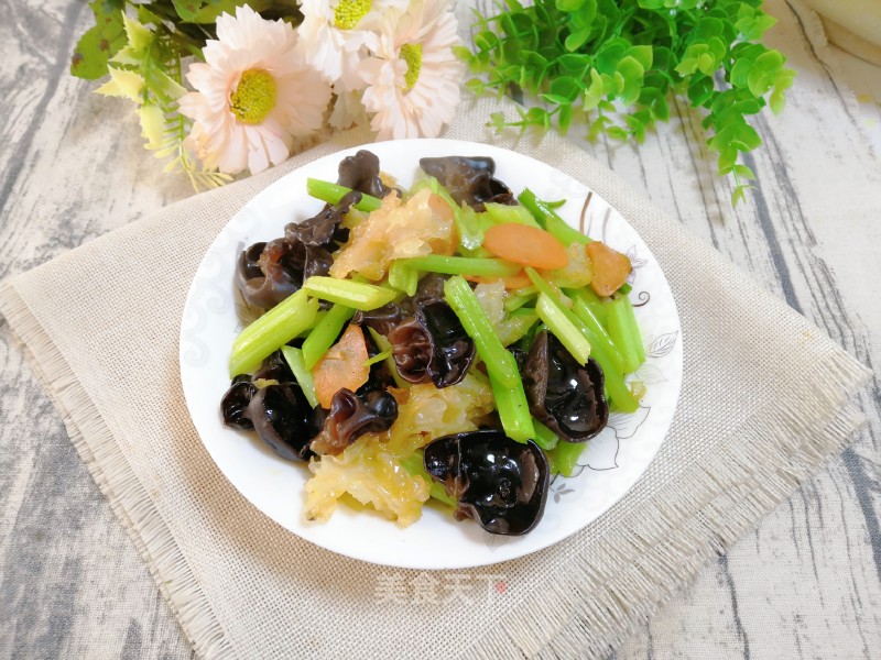 Stir-fried Celery with Double Ears recipe