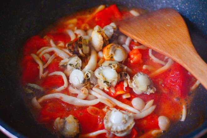 White Mushrooms, Tomato and Scallops Stir-fry recipe