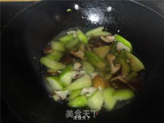 Mushroom Loofah Soup recipe