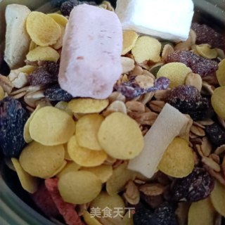 Strawberry Granola Mixed with Yogurt recipe