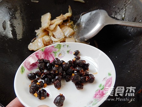 Stir-fried Pork Belly with Carrots and Green Peppers recipe