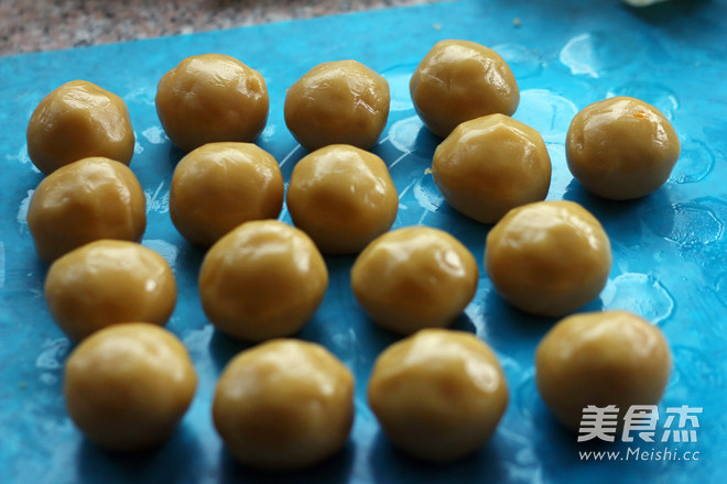 Mooncake with Lotus Seed Paste and Egg Yolk recipe