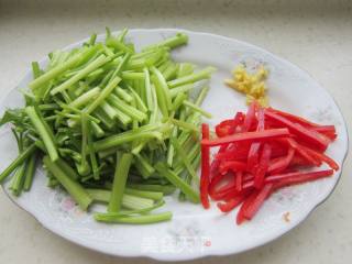 Braised Noodles with Celery and Fungus Meat recipe