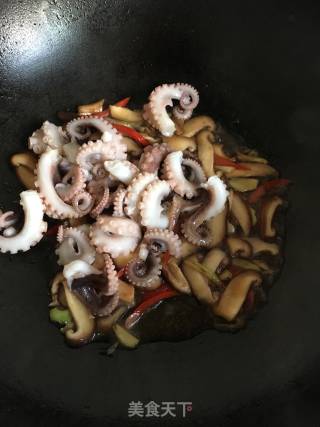 Fried Noodles with Octopus and Mushrooms recipe