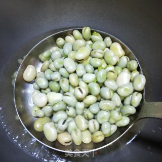 Stir-fried Broad Beans with Leek recipe