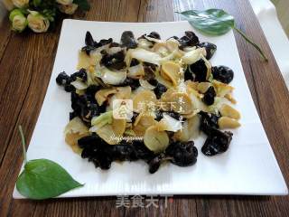 Stir-fried Cabbage and Dried Potatoes with Fungus recipe