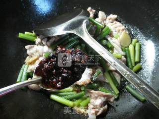 Stir-fried Bullfrog with Soy Sauce and Garlic Stalks recipe