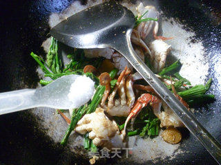 Stir-fried Flower Crab with Asparagus Tip recipe