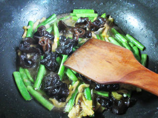 Stir-fried Plum Beans with Black Fungus and Mustard recipe