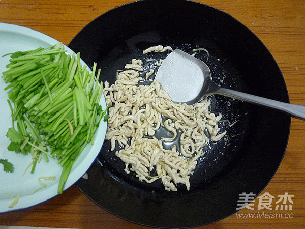 Stir-fried Shredded Chicken with Coriander recipe